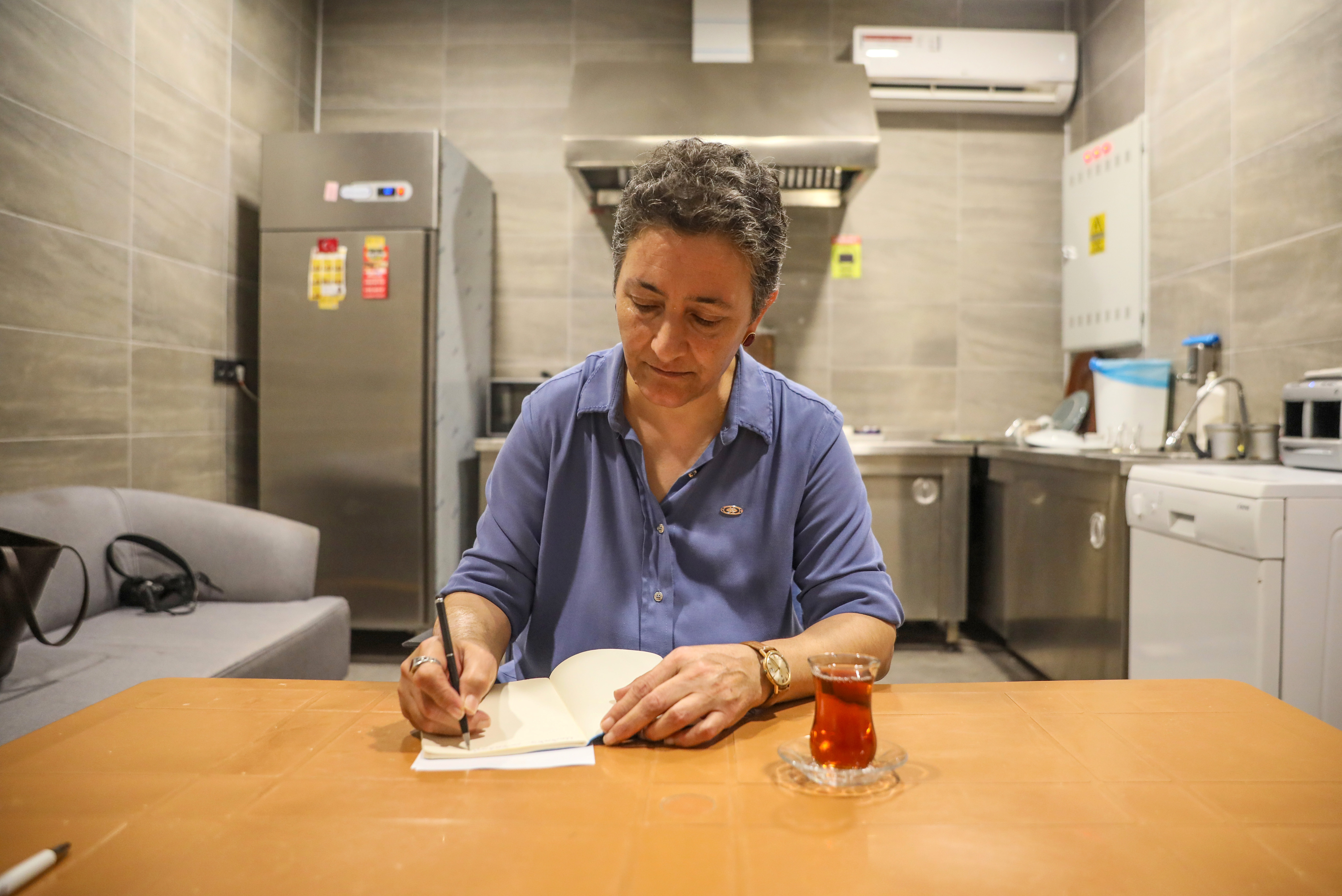 Çaycıydı, Yazar Oldu