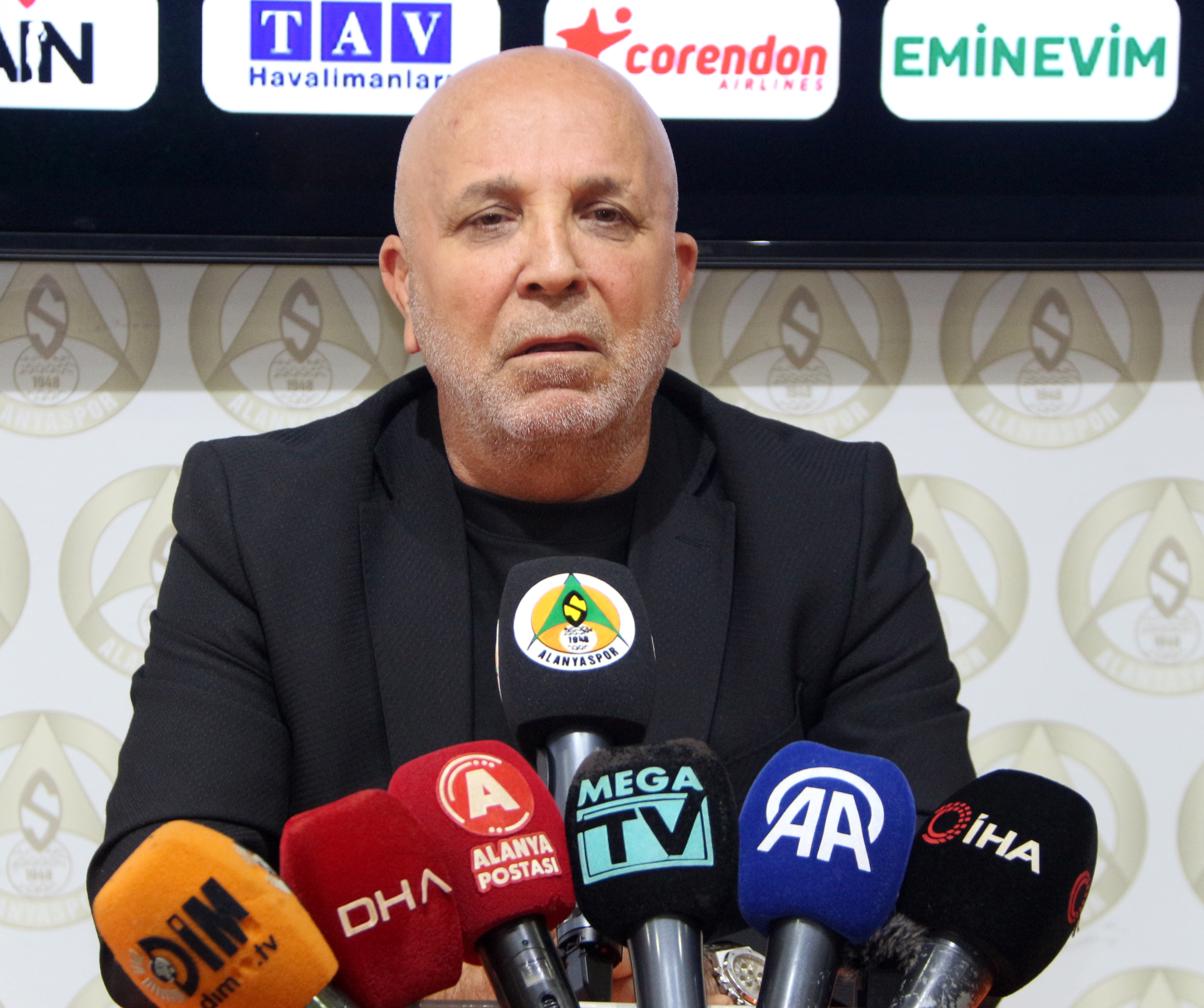 Çavuşoğlu: Alanyaspor'u zor gününde bırakmayız
