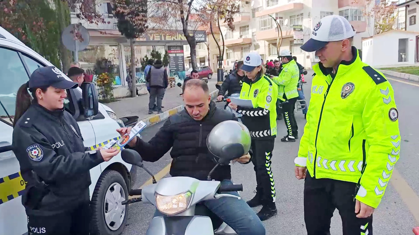 Korkuteli’de Sürücülere Ücretsiz 400 Kask Dağıtıldı